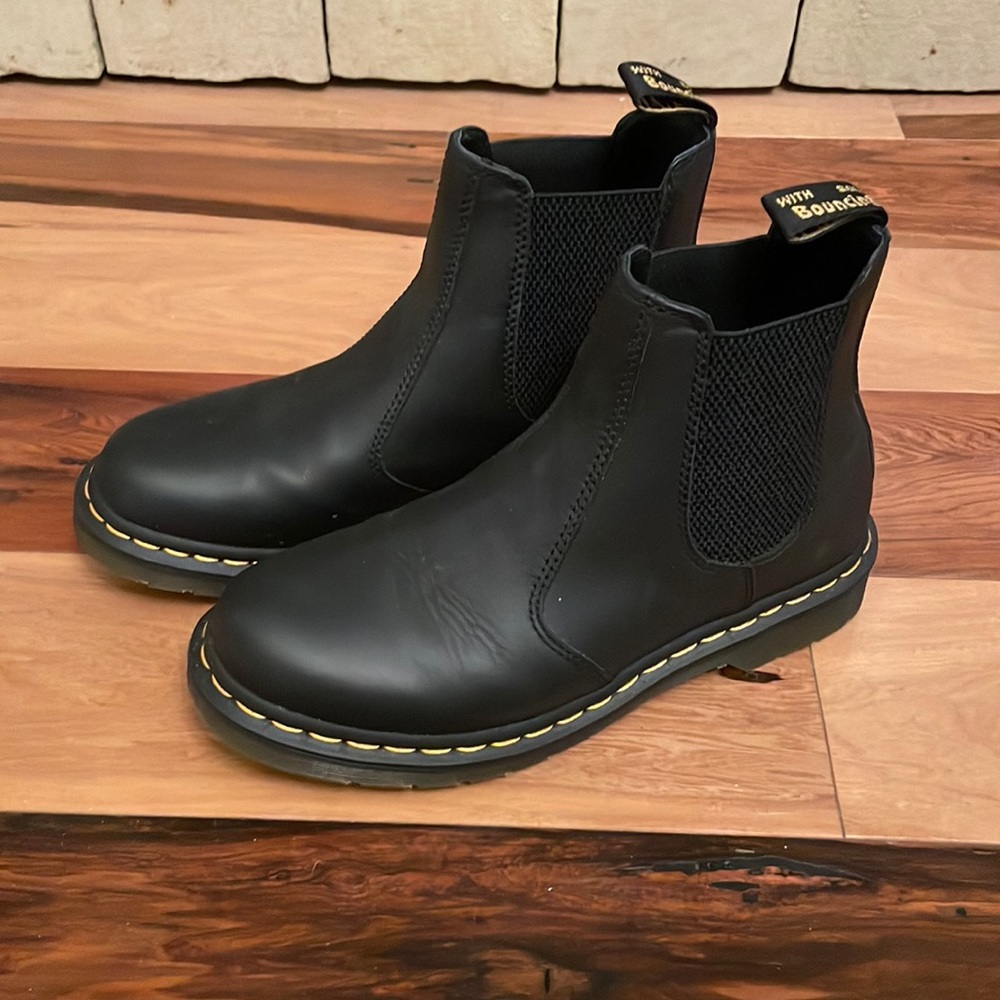 Dr Martens Womens leather Chelsea Boot (worn twice!) Size 9
